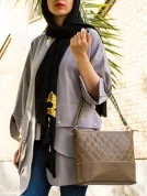 کیف دوشی زنانه مدل V211 در دست یک خانم
